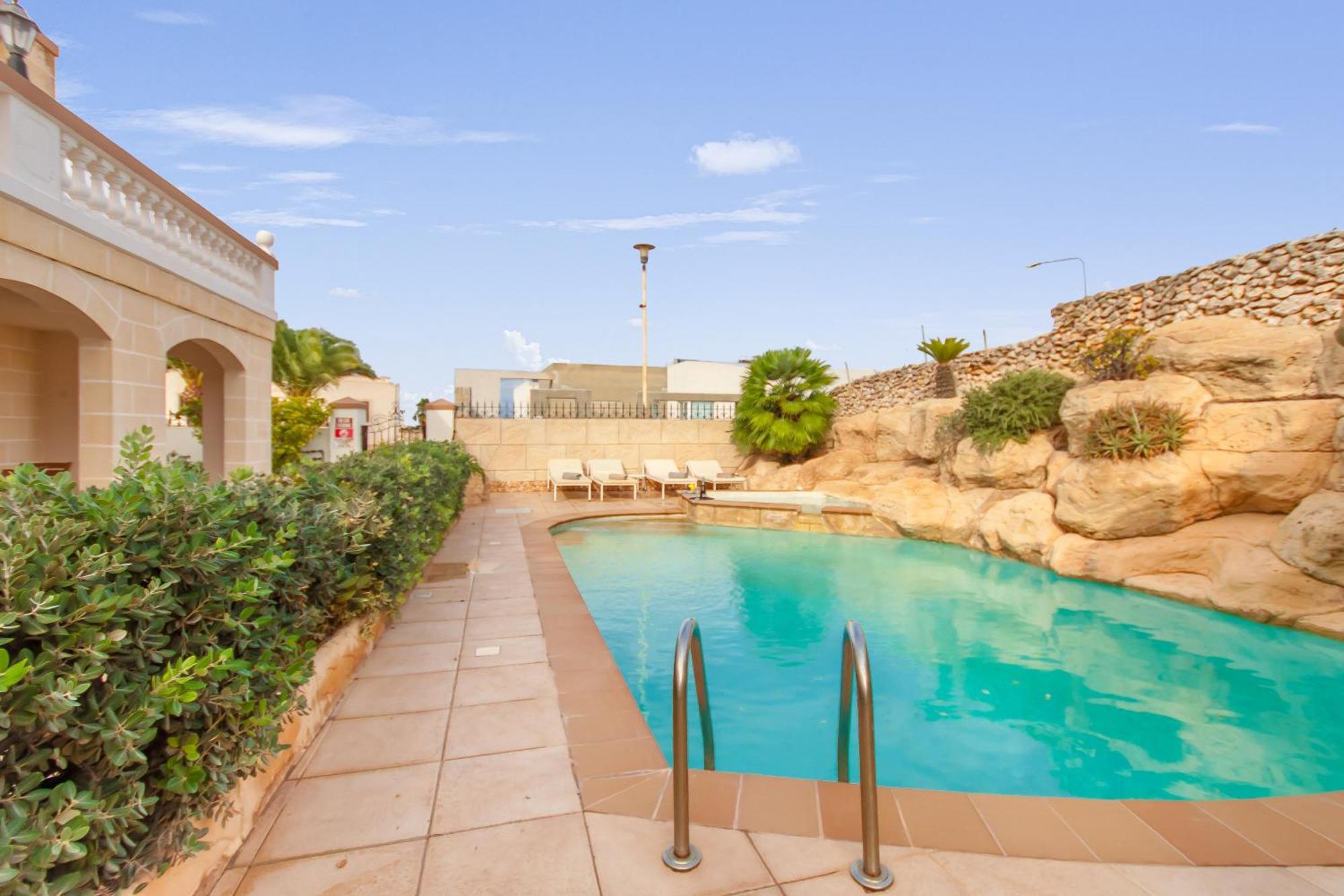 & Pool In Bay - Happy * Mellieha
