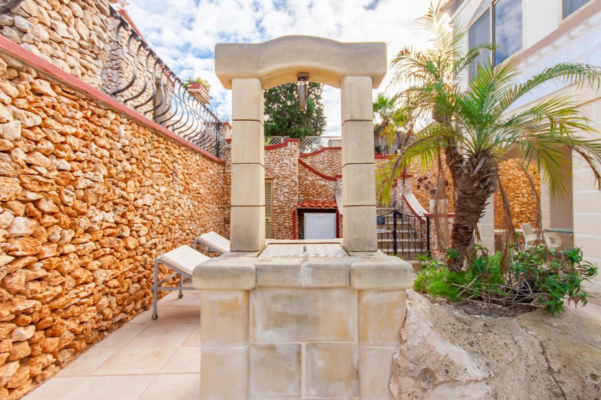 & Pool In Bay - Happy Apartment Mellieha