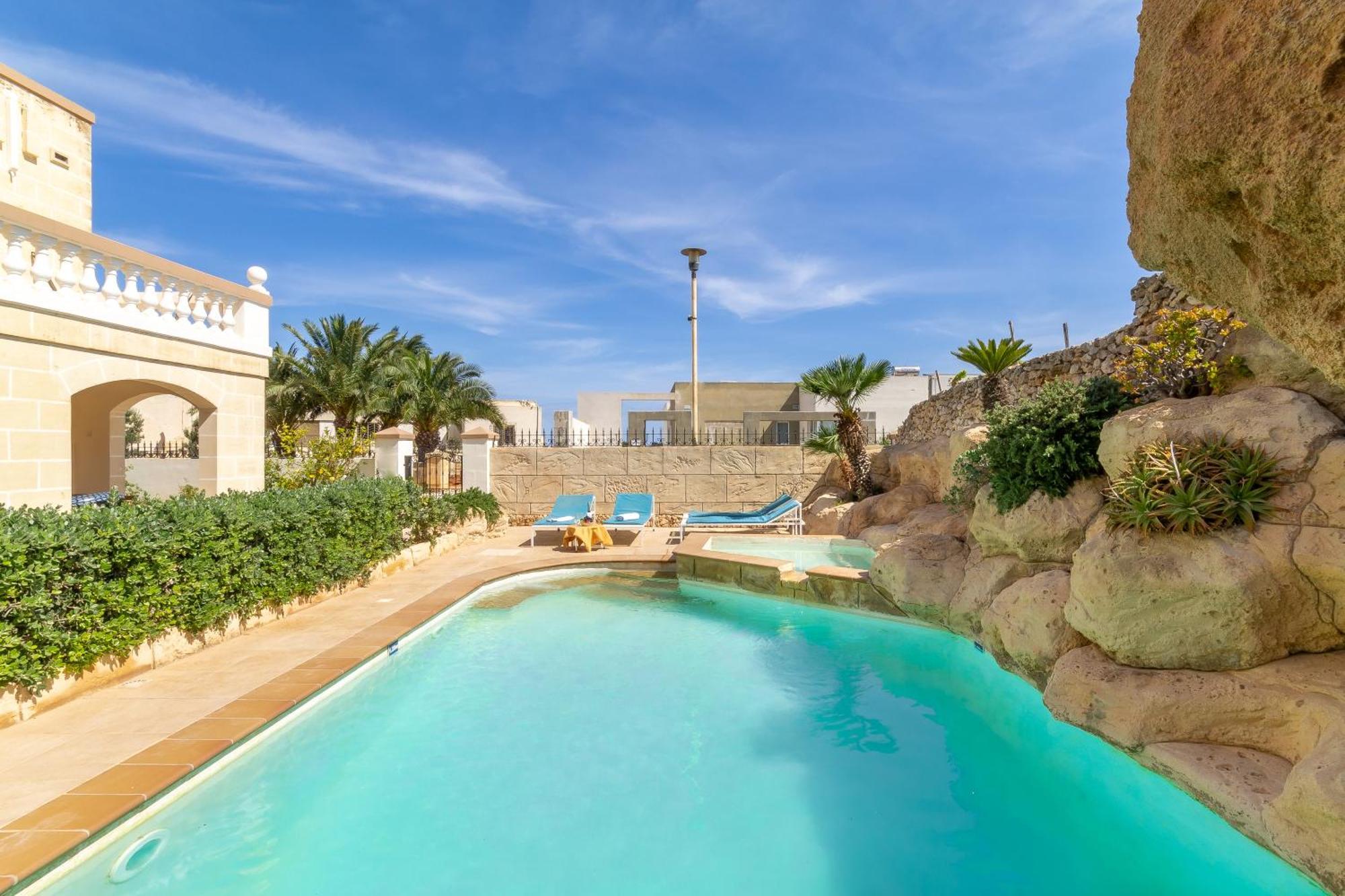 & Pool In Bay - Happy