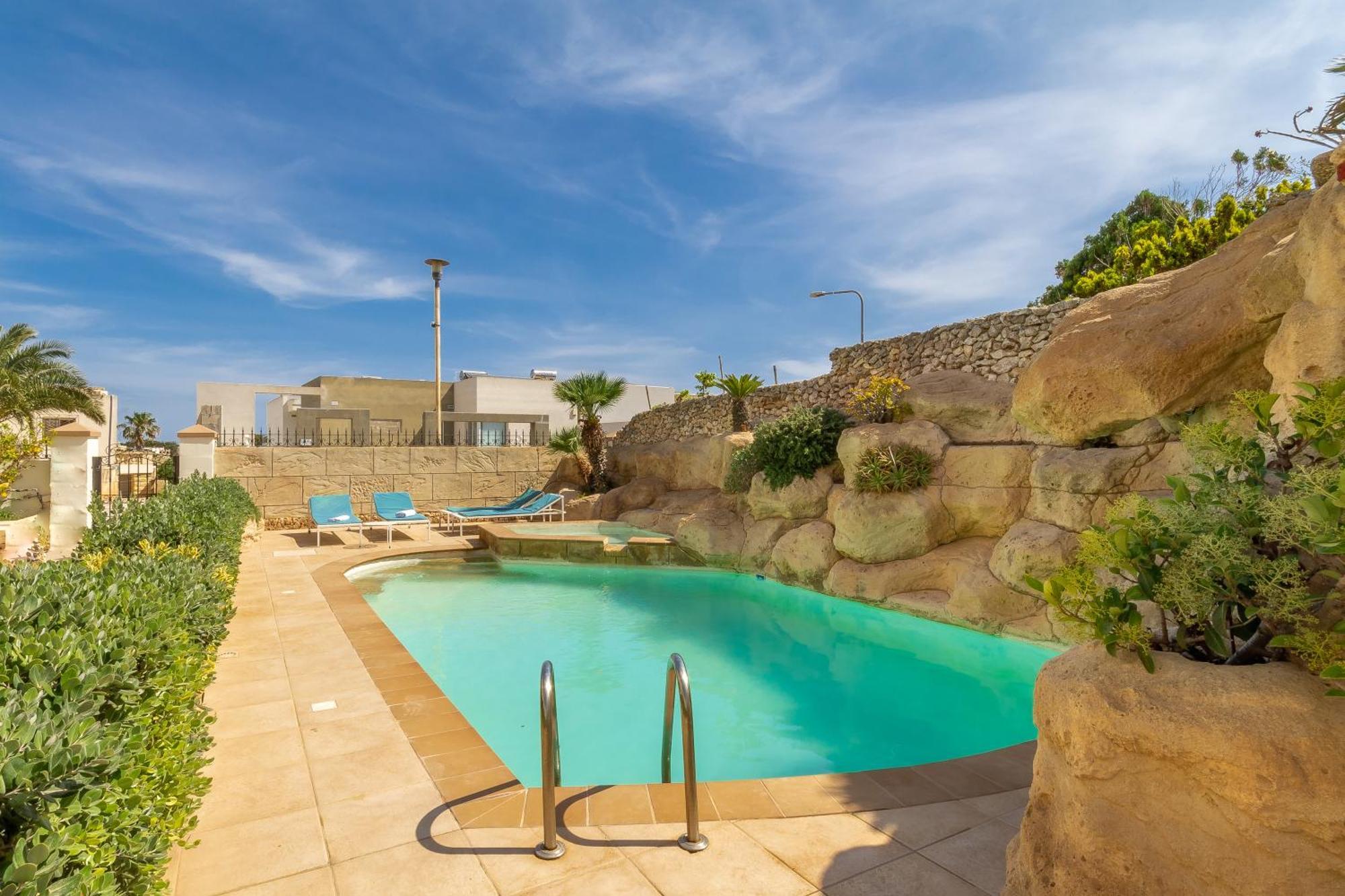 & Pool In Bay - Happy Apartment Mellieha