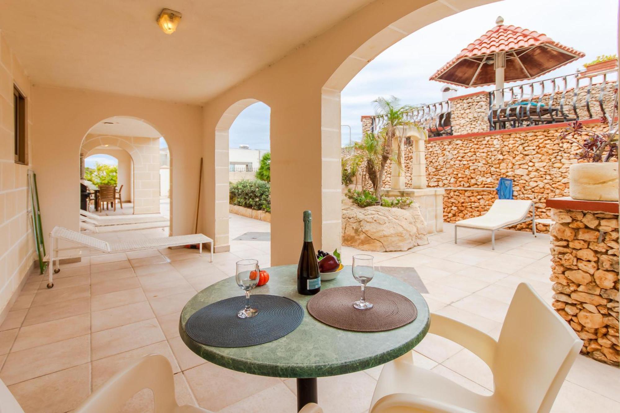Apartment & Pool In Bay - Happy Mellieha