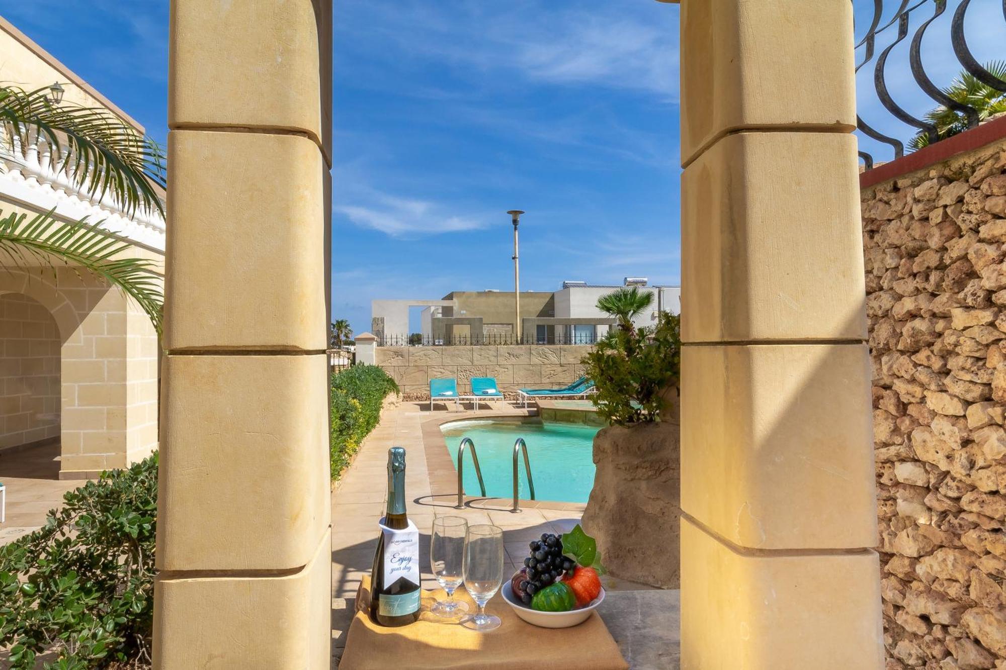 & Pool In Bay - Happy Apartment Mellieha