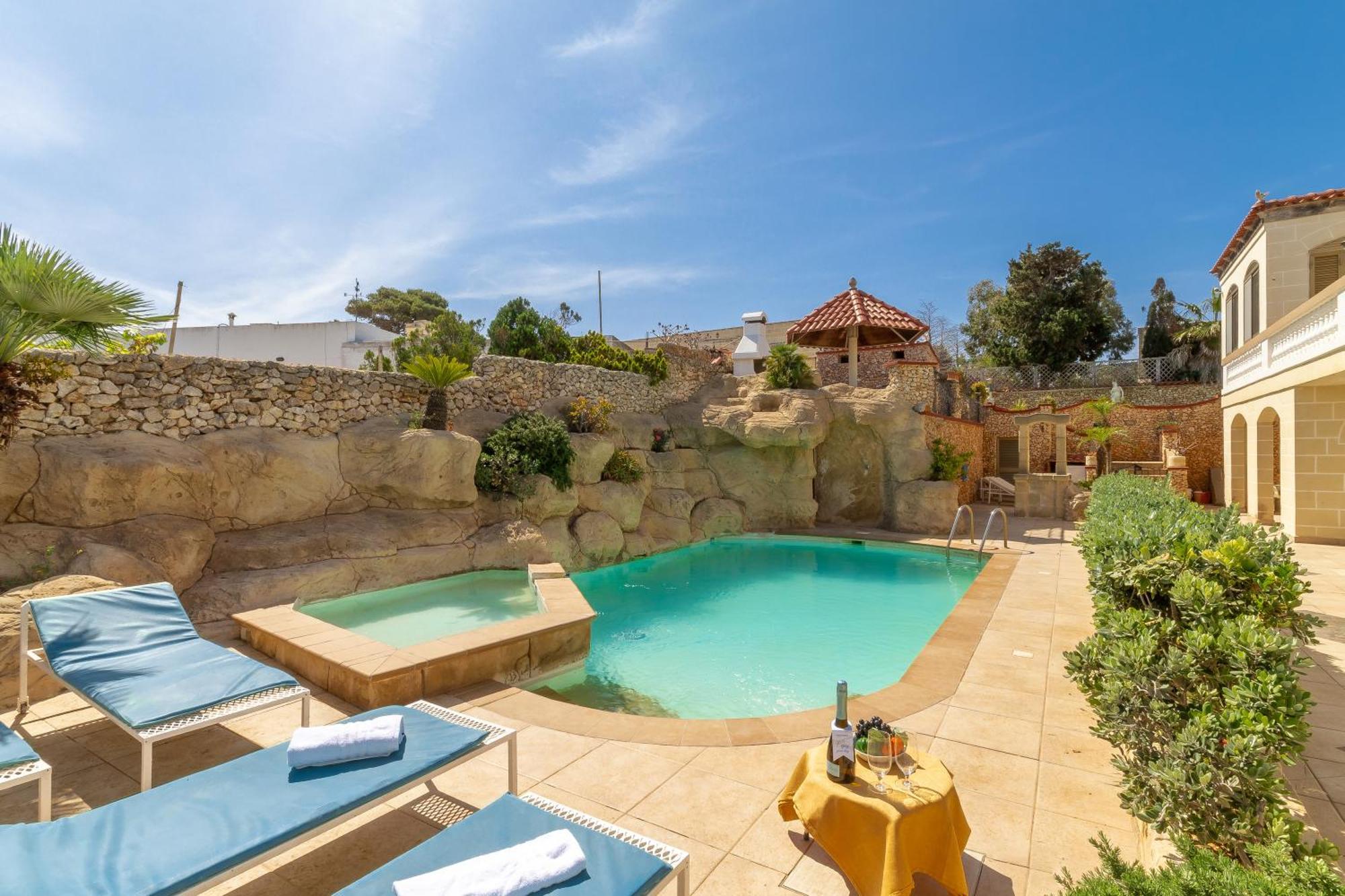 & Pool In Bay - Happy * Mellieha
