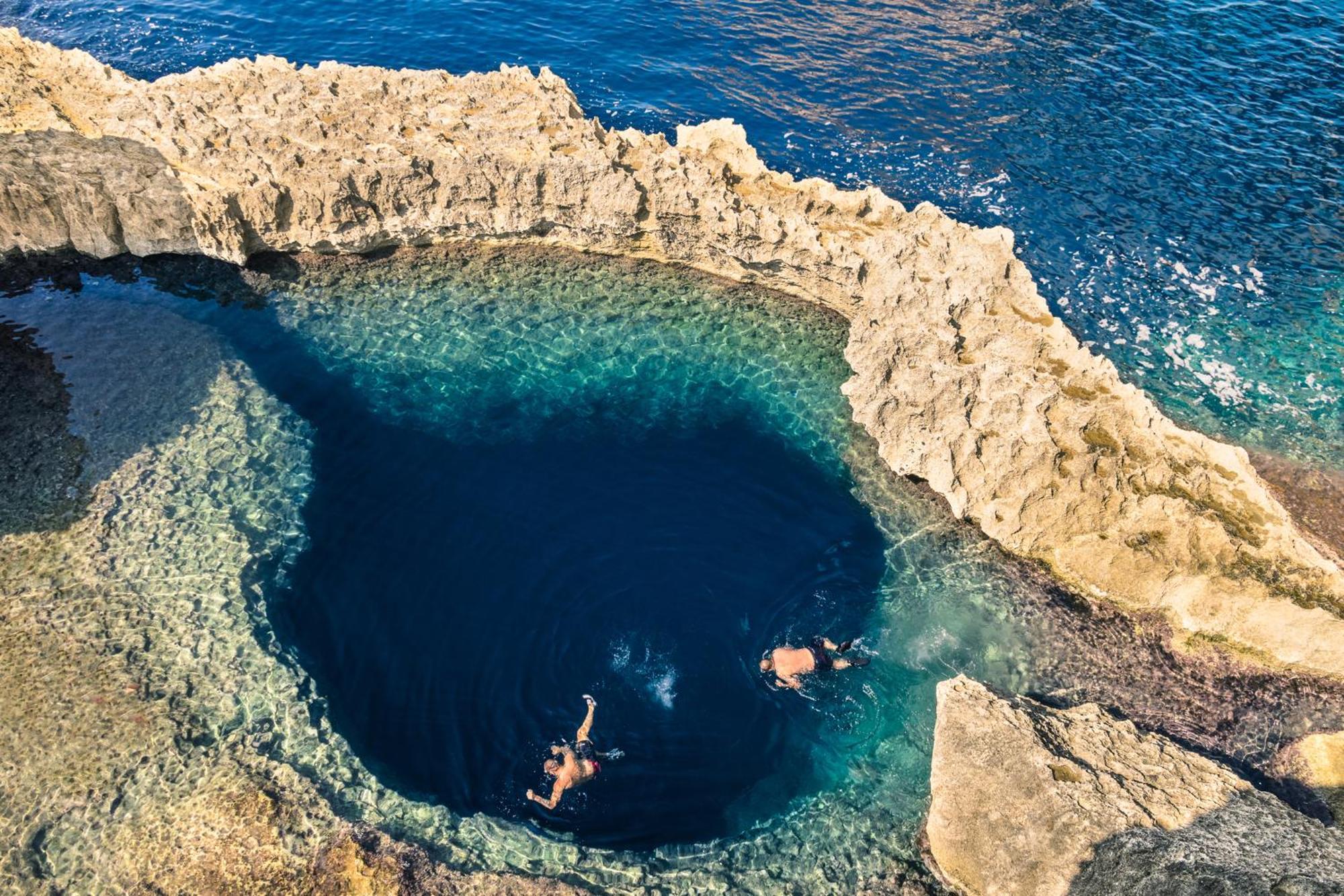 & Pool In Bay - Happy *